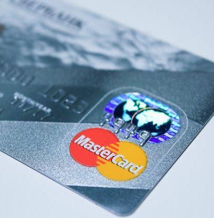 Card de credit sau card de debit: Care este diferența?