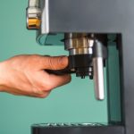 Utilizarea unui aparat de cafea profesional pentru prepararea băuturilor în HoReCa