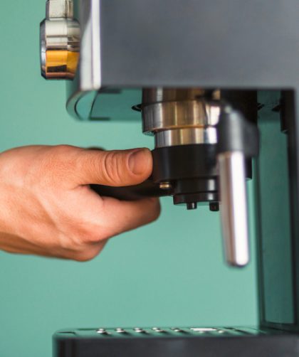 Utilizarea unui aparat de cafea profesional pentru prepararea băuturilor în HoReCa