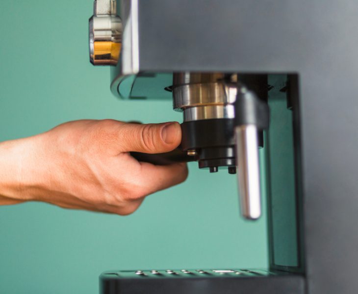 Utilizarea unui aparat de cafea profesional pentru prepararea băuturilor în HoReCa