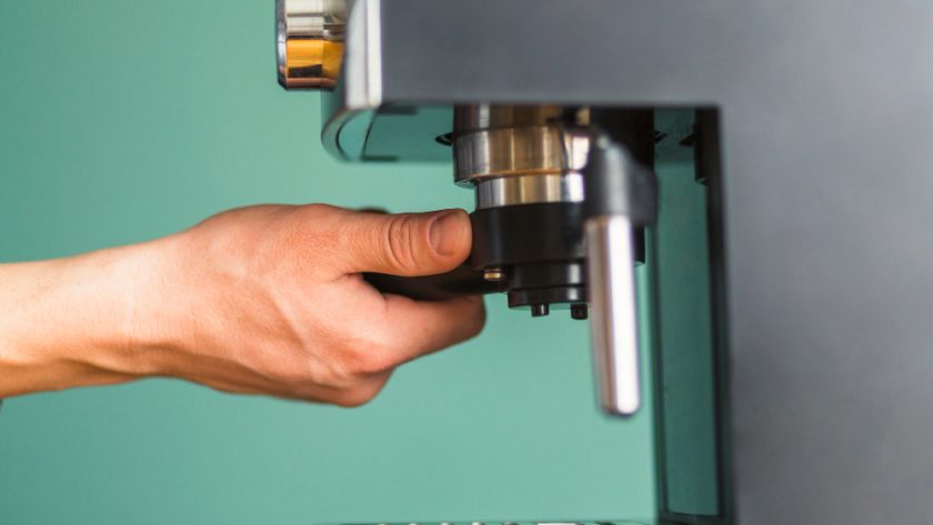 Utilizarea unui aparat de cafea profesional pentru prepararea băuturilor în HoReCa